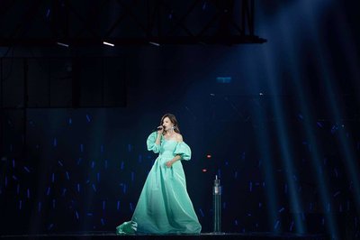 梁静茹首认爱总裁男友！甜蜜日常曝光 日传爱心图，羞到趴桌